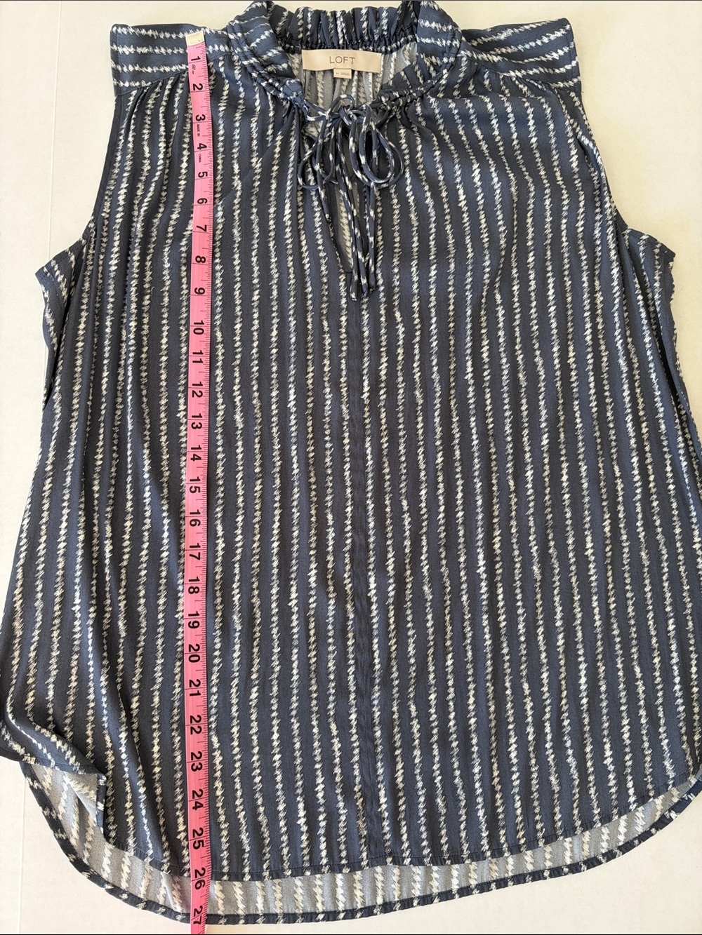 Loft Women’s Sz Med Sleeveless Top Ruffle Neck Gray White Lightweight - Picture 11 of 13